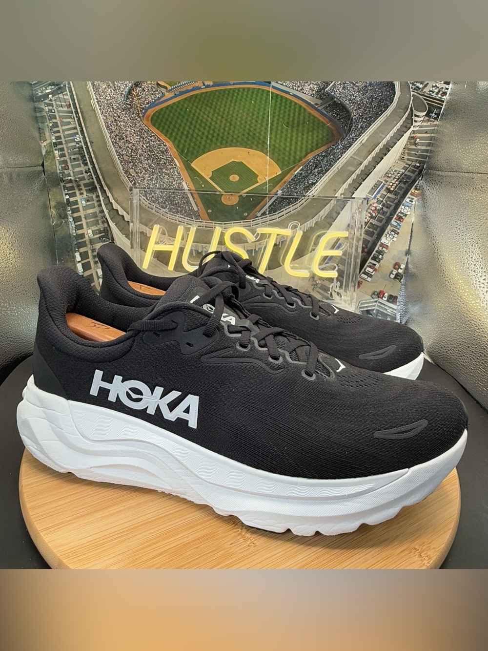 Hoka One One Arahi 8 Men’s Size 11.5D Black/White Athletic Running Shoes